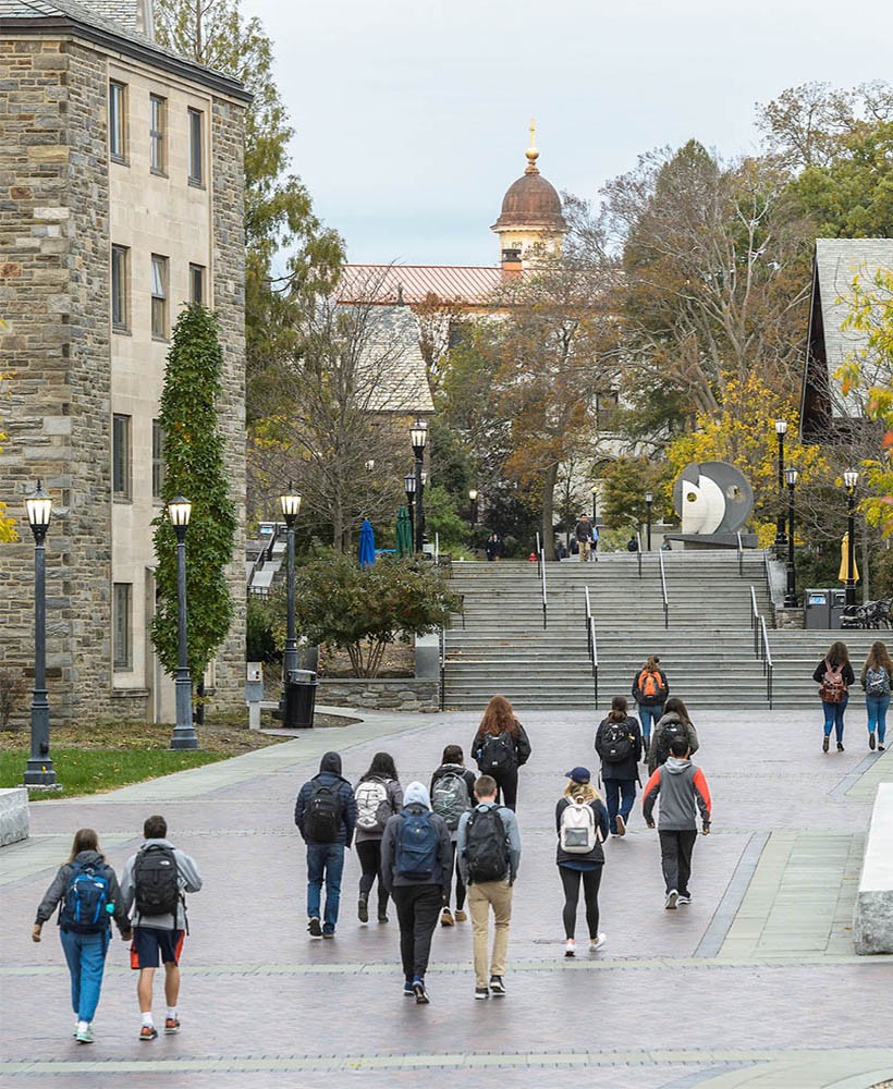 A group of èƵapp students with backpacks walking on campus. 