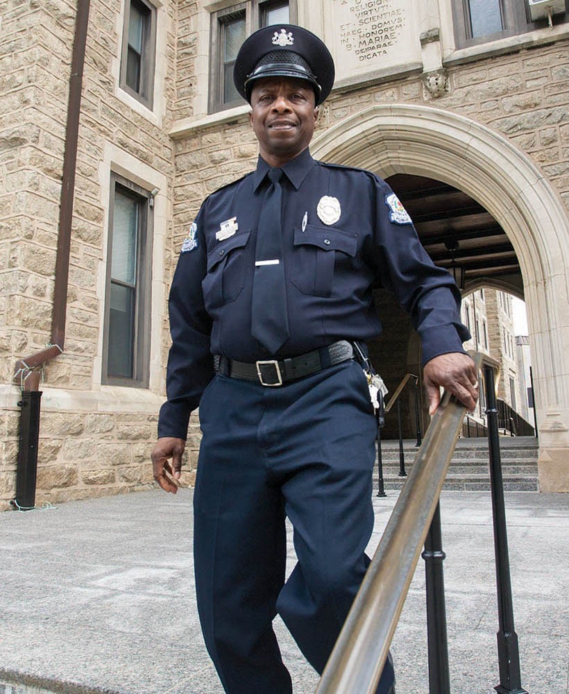 Uniformed èƵapp officer on campus.